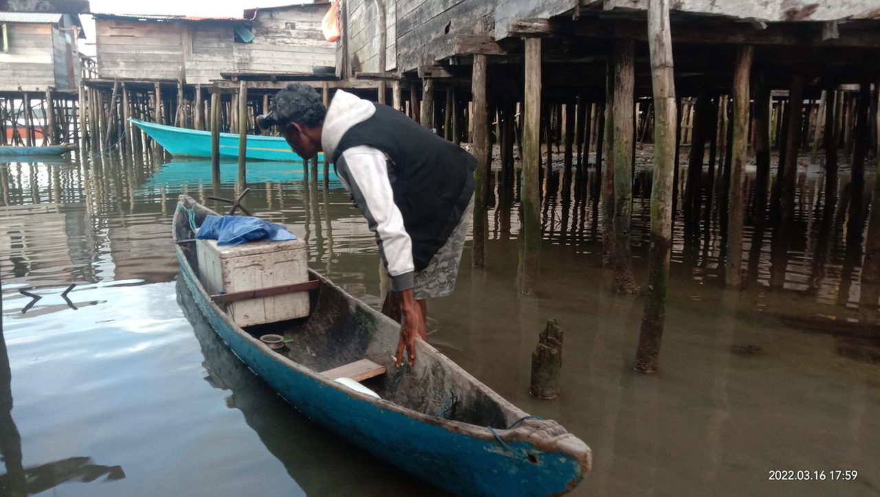 Poli Pikaem (50), nelayan asal Kabupaten Kepulauan Aru, Maluku, menyiapkan perahu dayung untuk melaut pada Rabu (16/3/2022) petang.